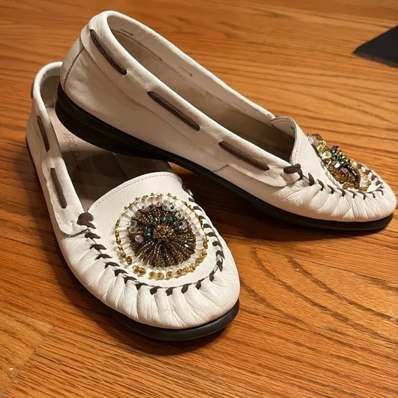 RARE Aerosoles White leather moccasins beaded embellished Flats Shoes Sz 9.5