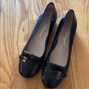 Salvatore Ferragamo Black Women's Shoes sz 10 black leather like new