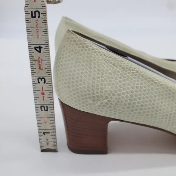 Salvatore Ferragamo Shoes Women 8.5 AA Heels Ivory White Lizard Print