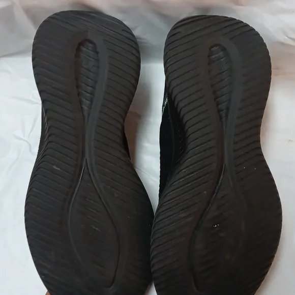 Skechers Black Sneakers with Sock-Like Fit and Wave Sole