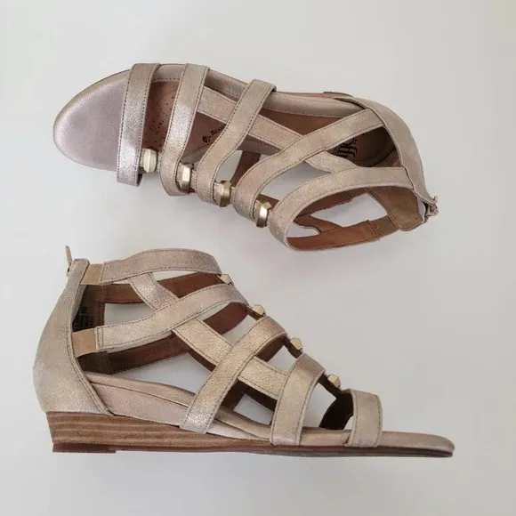 Sofft Leather Sandals Womans Size 9 Gold Strappy Comfort Shoes