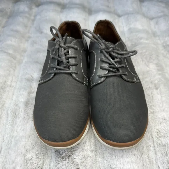 Steve Madden boys Gray and Brown Shoes size 5