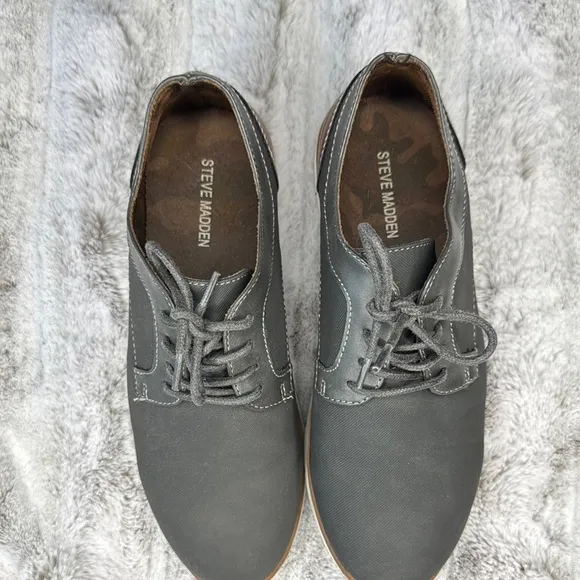 Steve Madden boys Gray and Brown Shoes size 5