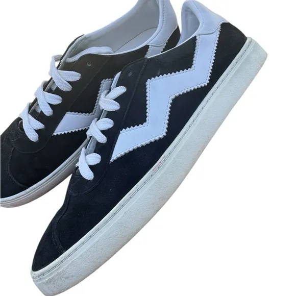 Stuart Weitzman Daryl Leather Size 7 B Sneaker in White/Black Soft Comfort