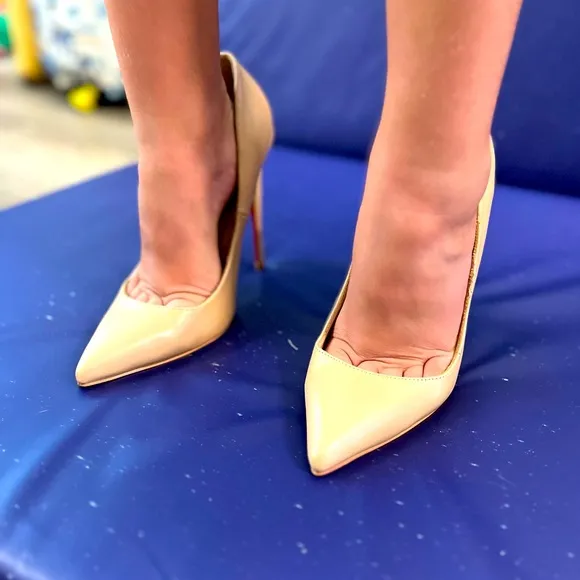 Tan authentic pointed toe stiletto in very good pre owned condition. Red bottom
