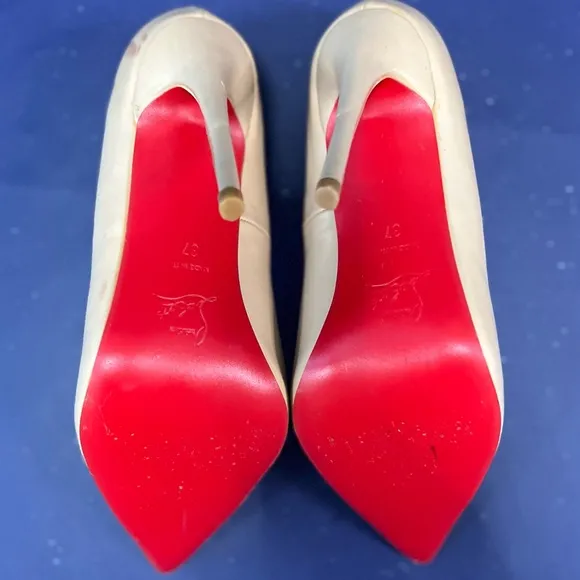 Tan authentic pointed toe stiletto in very good pre owned condition. Red bottom