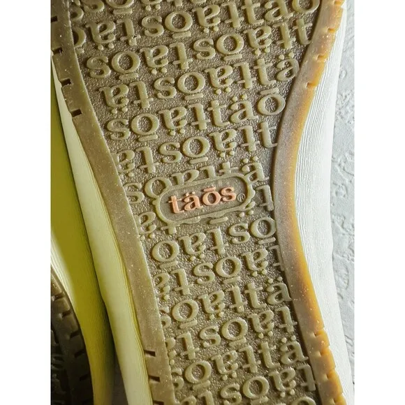 TAOS Flat Lace Up Guest Star Natural Paisley Canvas Sneaker Shoes Women's 9