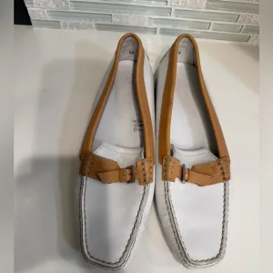 Tods Elegant White and Tan Loafers