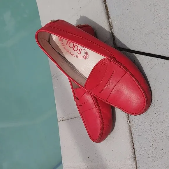 TOD'S Red leather soft big girls loafers 34.5 4.5 US