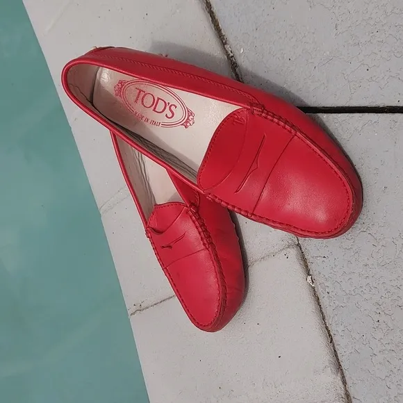 TOD'S Red leather soft big girls loafers 34.5 4.5 US