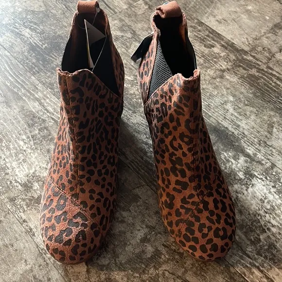 Toms Womens Kelsey Brown Suede Pull On Round Toe Chelsea Boots Shoes NWT