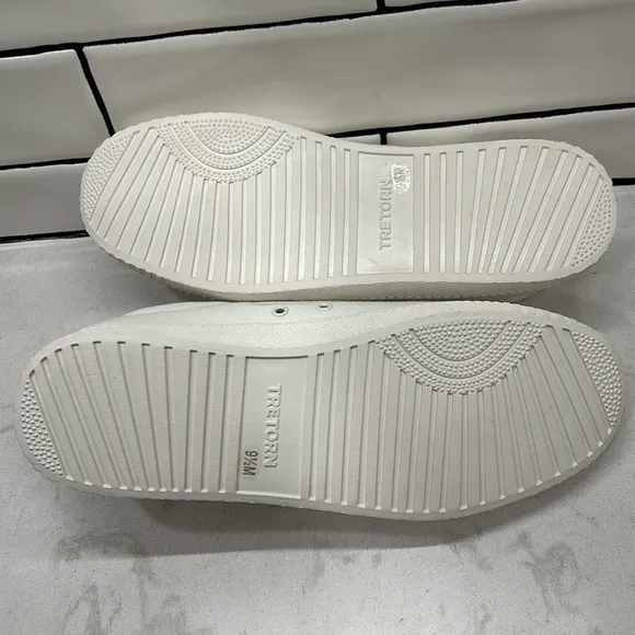 TRETORN WHITE TENNIS SHOES SNEAKERS 9.5M WOMEN NYLITE NEW