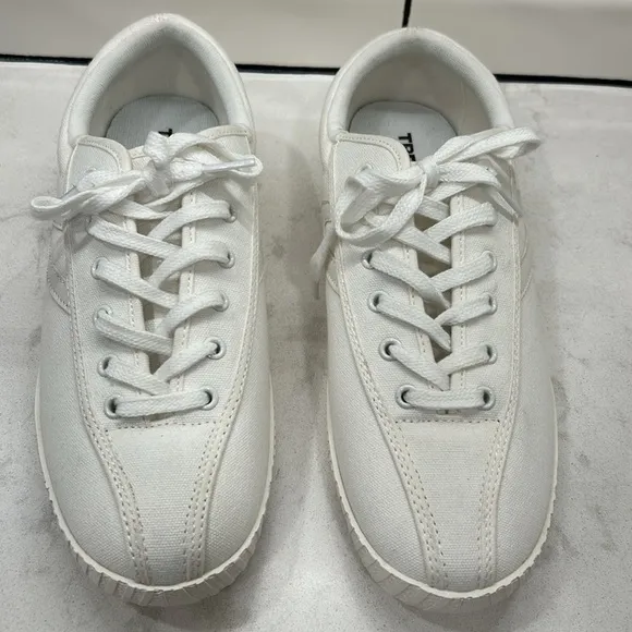 TRETORN WHITE TENNIS SHOES SNEAKERS 9.5M WOMEN NYLITE NEW