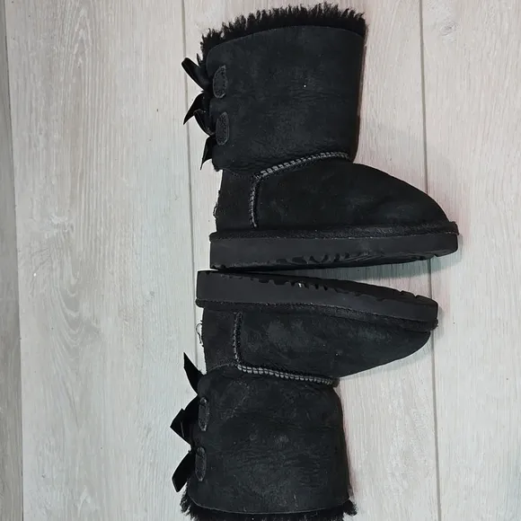 Ugg Australia Women 3280T Bow Back Leather sheepskin boots shoes sz 6 toddler
