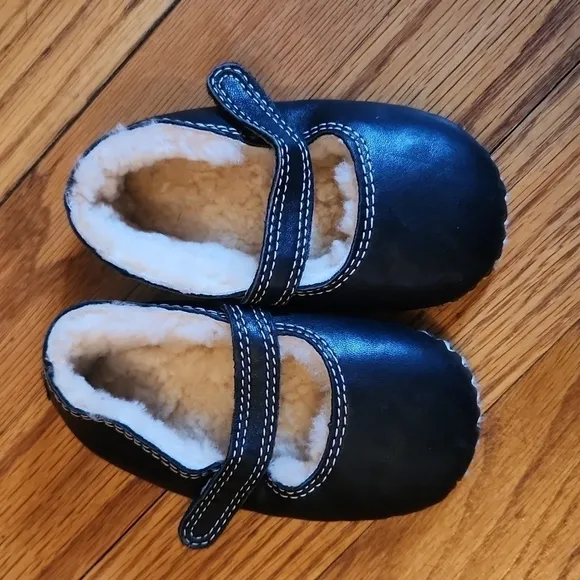𝅺UGG infant Rare Mary Jane shearling shoes. Size 1.