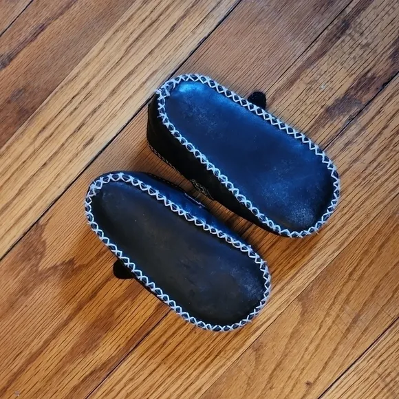 𝅺UGG infant Rare Mary Jane shearling shoes. Size 1.