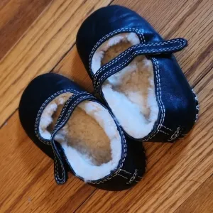 𝅺UGG infant Rare Mary Jane shearling shoes. Size 1.