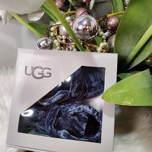 UGG Newborn Kid's Bixbee Velvet Shoes new