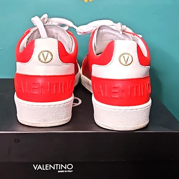 VALENTINO MEN SNEKER  VERY GOOD CONDITION ONE TIME WE'RE ONLY