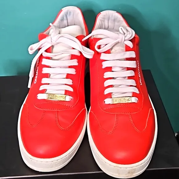 VALENTINO MEN SNEKER  VERY GOOD CONDITION ONE TIME WE'RE ONLY