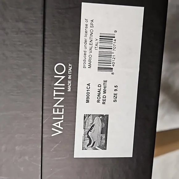 VALENTINO MEN SNEKER  VERY GOOD CONDITION ONE TIME WE'RE ONLY