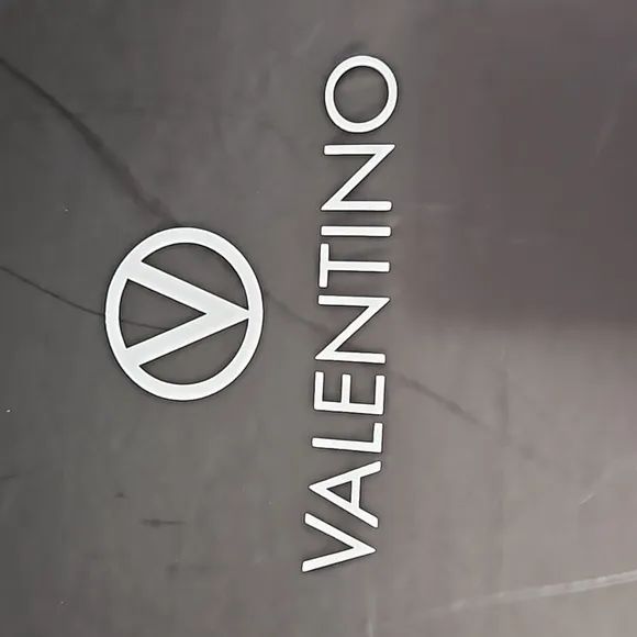 VALENTINO MEN SNEKER  VERY GOOD CONDITION ONE TIME WE'RE ONLY