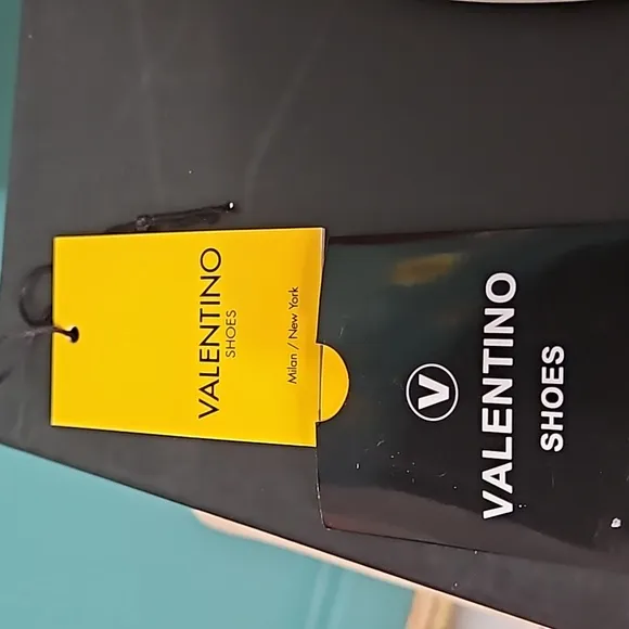 VALENTINO MEN SNEKER  VERY GOOD CONDITION ONE TIME WE'RE ONLY