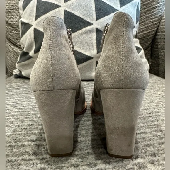 Vince Camuto 258255 Womens Lorva Suede Bootie Shoes Gray