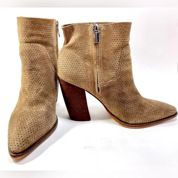 Vince Camuto Cava Perforated Suede Pointy Toe Ankle Boots Size 9M Camel Color