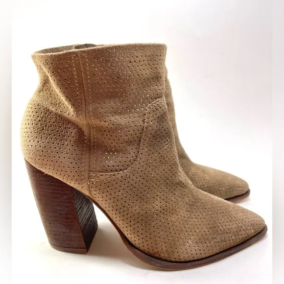 Vince Camuto Cava Perforated Suede Pointy Toe Ankle Boots Size 9M Camel Color
