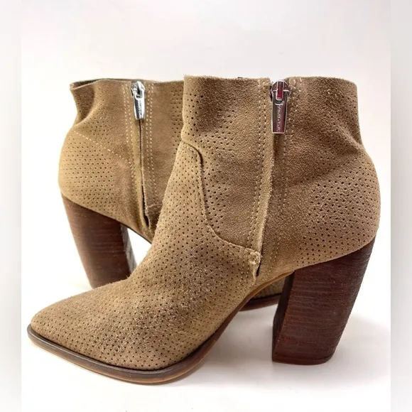 Vince Camuto Cava Perforated Suede Pointy Toe Ankle Boots Size 9M Camel Color