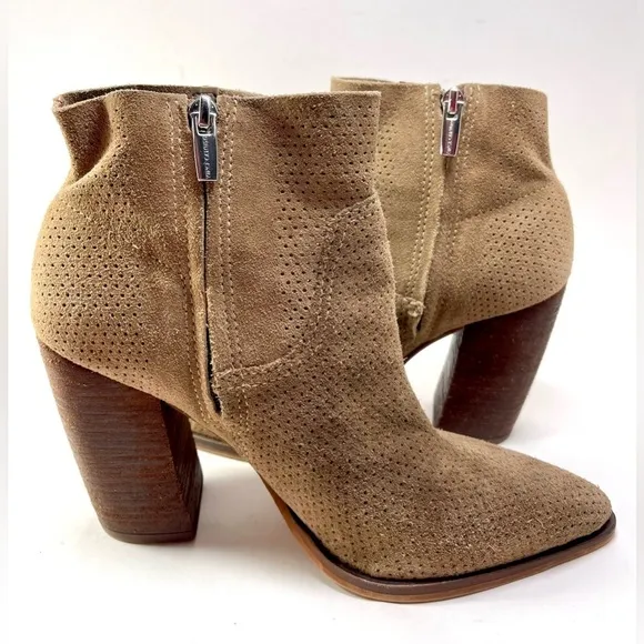 Vince Camuto Cava Perforated Suede Pointy Toe Ankle Boots Size 9M Camel Color