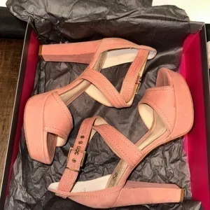 Vince Camuto pink suede platform shoes size 7 “Shayla”