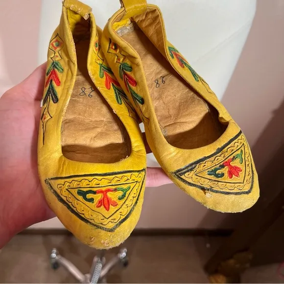 Vintage antique Tooled Leather South Western Bohemian Childs Moccasins Shoes