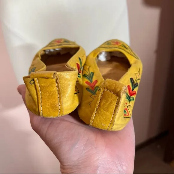 Vintage antique Tooled Leather South Western Bohemian Childs Moccasins Shoes