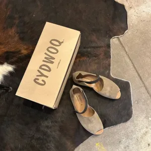 Women's Tan Suede Black Leather Shoes, Cydwoq Costa