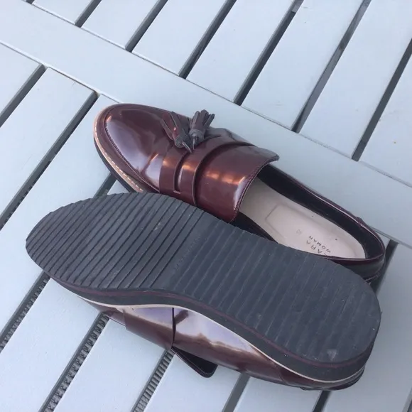 Zara Oxford Women Shoes These beautiful dark burgundy Oxford style shoes size 40